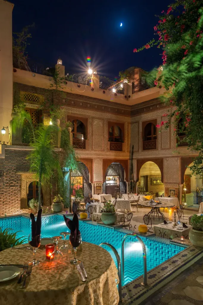 Restaurant-Piscine-Nuit-1-683x1024